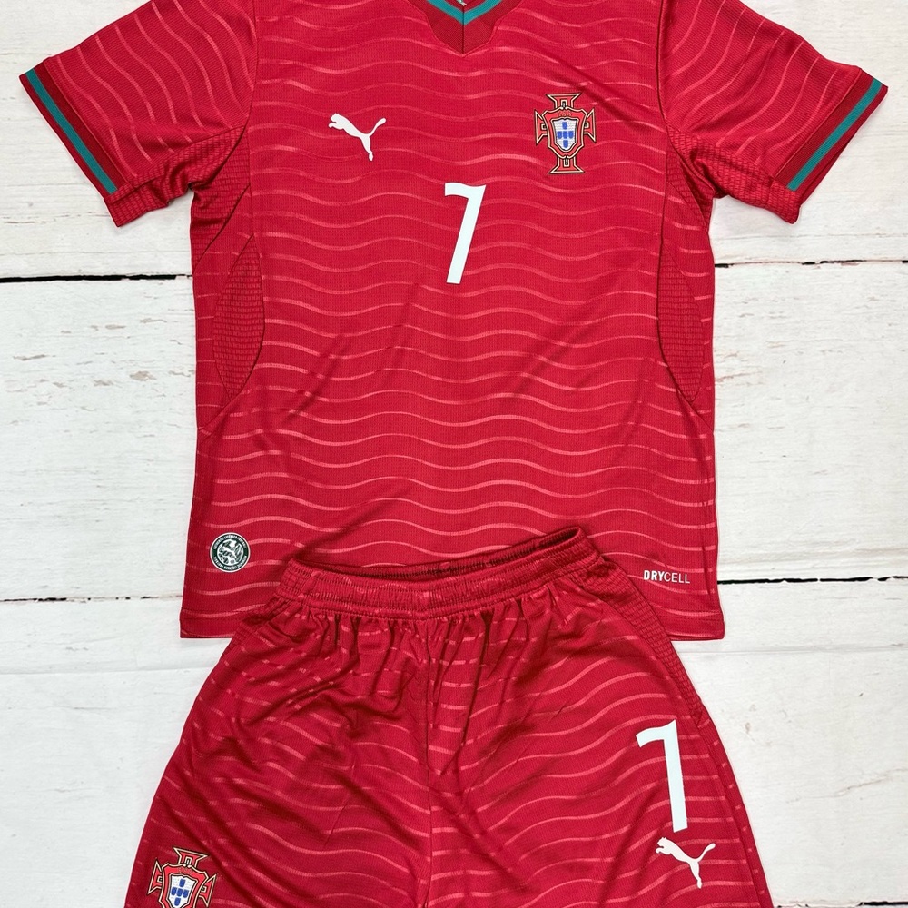 NEW!! Youth Ronaldo Jersey 25-26’ Portugal Kit (Jersey + Shorts) LARGE (28)